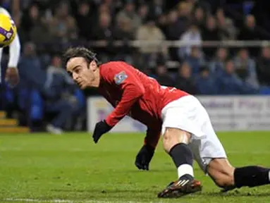 Manchester United&#039;s Dimitar Berbatov heads the goal during English Premier league match against Bolton Wanderers&#039; at The Reebok Stadium, Bolton, on January 17, 2009. AFP PHOTO/ANDREW YATES