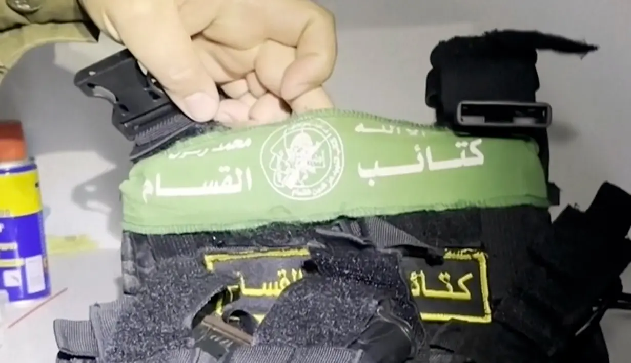 Melalui ngambar yang beredar, diperlihtatkan senjata otomatis, granat, amunisi dan jaket antipeluru dari sebuah bangunan yang dirahasiakan di dalam kompleks rumah sakit besar tersebut. (Israel Defense Forces via AP)