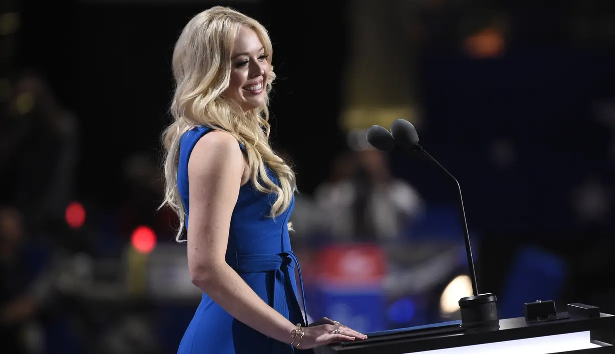 Senyum Tiffany, putri capres AS tahun 2016 dari Partai Republik Donald Trump, saat berbicara pada konvensi nasional partai Republik di Cleveland, Ohio, Selasa (19/7). Tiffany merupakan putri Trump dari istri ke-dua, Marla Maples. (Dominick Reuter/AFP)