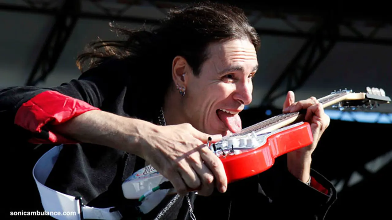 steve-vai-130723b.jpg