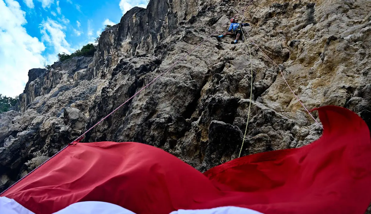 Seorang pemanjat menaiki  tebing saat pemasangan bendera merah putih pada tebing di Lhoknga, Aceh, Kamis,  13 Agustus 2026.