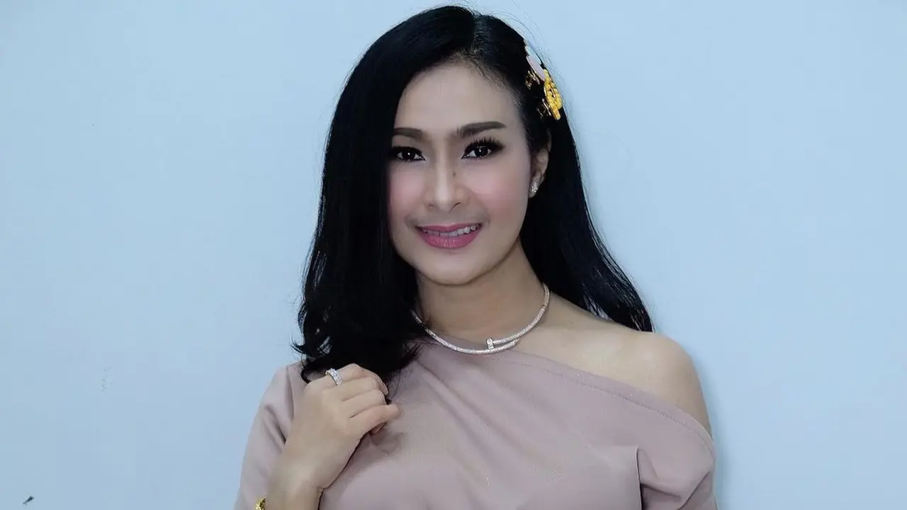 Iis Dahlia. (Foto: Instagram @isdadahlia)