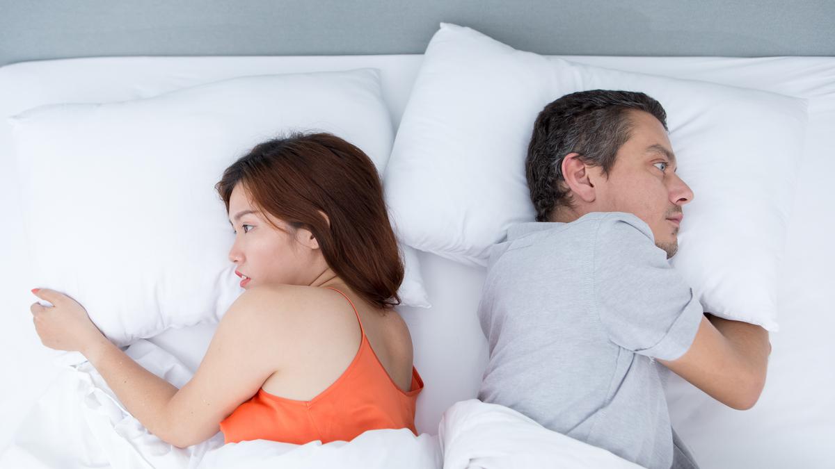 Mengenal Apa Itu Sleep Divorce: Ketika Pasangan Memilih Tidur Terpisah