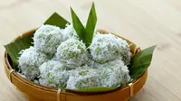 Klepon, jajanan tradisional khas Bugis-Makassar, tetap menjadi favorit masyarakat Gorontalo saat Ramadhan (Arfandi Ibrahim/Liputan6.com)