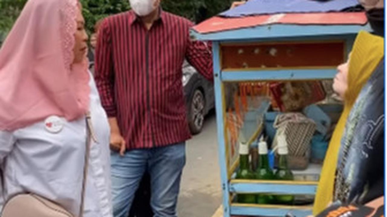 Saat menunggu 5 ketoprak yang sedang disiapkan, Yenny juga sempat bercengkerama dengan salah satu ibu-ibu. <br>