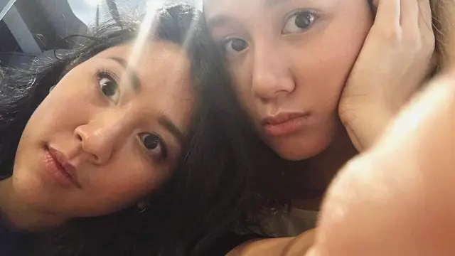 6 Potret Kebersamaan Sherina Munaf dan Adiknya, Bak Saudara Kembar