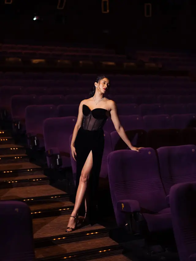 6 Potret Glamor Aghniny Haque di Premiere Film Selepas Tahlil, Pamer Tubuh Berotot dengan Dress Hitam dan Makeup Bold