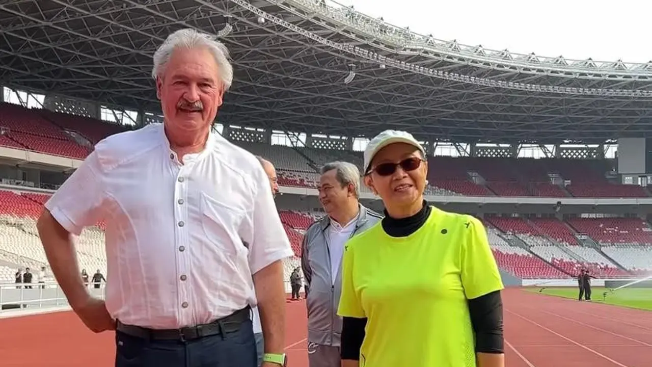 Menteri Luar Negeri (Menlu) Luksemburg Jean Asselborn (kiri) dan Menlu RI Retno Marsudi (kanan) melakukan olahraga di GBK sebelum melakukn pertemuan bilateral, Kamis (25/5/2023). (Instagram/@retno_marsudi)