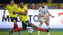 Gelandang timnas Argentina, Nicolas Gonzalez dan bek Kolombia, Yerry Mina (tengah) berebut bola pada laga lanjutan Kualifikasi Piala Dunia 2022 Zona Amerika Selatan di Stadion Metropolitano, Rabu (9/6/2021) pagi WIB. Argentina harus puas bermain imbang 2-2 dengan Kolombia. (Raul ARBOLED/AFP)