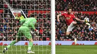 Aksi pemain Manchester United, Juan Mata melakukan kontrol bola saat melawan Swansea City pada laga Premier League di Old Trafford, (31/3/2018).  Manchester United menang 2-0. (Anthony Devlin/PA via AP)