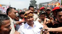  Usai berorasi Prabowo Subianto mencoba menembus kerumunan massa dan simpatisan Partai Gerindra yang memadati lapangan Bojongloa Bandung (Liputan6.com/Helmi Fithriansyah) 