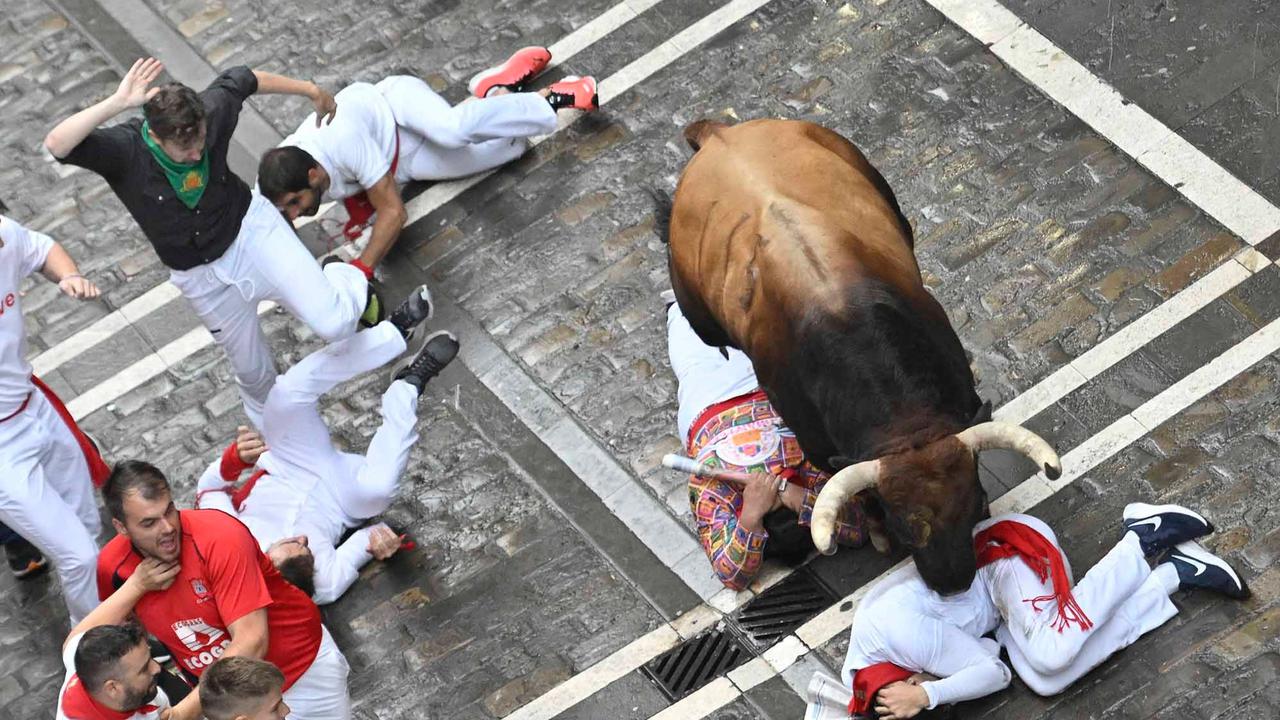 FOTO: Kengerian Festival Lari Banteng di Spanyol: Enam Peserta Dilarikan ke Rumah Sakit