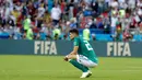 Penyerang timnas Jerman, Mario Gomez berjongkok di lapangan pada akhir laga Grup F melawan Korea Selatan di Kazan Arena, Rabu (27/6). Jerman selaku juara bertahan Piala Dunia gagal lolos ke babak 16 besar Piala Dunia 2018. (AP/ Lee Jin-man)