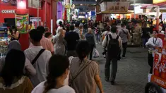 Para pengunjung saat berada dalam Jakarta Fair Kemayoran 2023 di JIExpo Kemayoran, Jakarta, Rabu (14/6/2023). (Liputan6.com/Herman Zakharia)