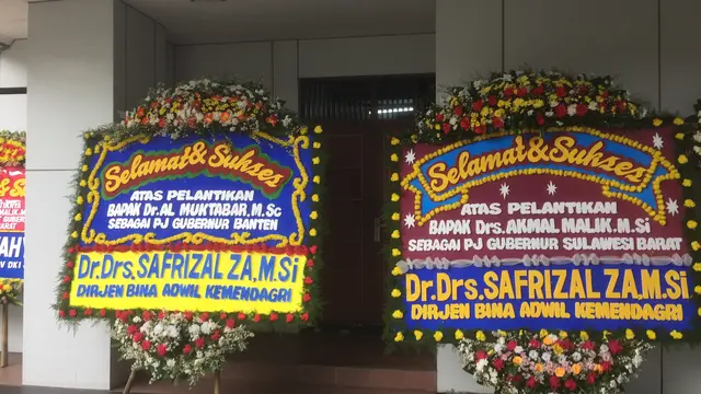 Rangkaian karangan bunga menghiasi lokasi penalntikan Penjabat Gubernur di Kantor Kementerian Dalam Negeri (kemendagri). (Liputan6.com/M Radityo Priyasmoro)