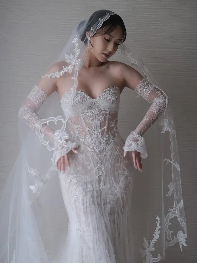 6 Potret Gaun Pengantin Mewah Nita Vior Saat Pemberkatan-Resepsi Pernikahan, Usung Konsep Internasional Serba Putih