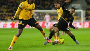 Pemain Wolverhampton Andre dan pemain Manchester United Matheus Cunha berebut bola dalam laga Liga Inggris di Molineux Stadium, Inggris, Selasa, 9 Desember 2025. (Foto AP/Dave Shopland)
