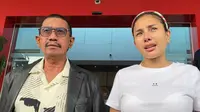 Nikita Mirzani bersama pengacaranya Fahmi Bachmid mendatangi Lembaga Perlindungan Saksi dan Korban (LPSK), Jakarta.(Liputan6.com/M Althaf Jauhar)