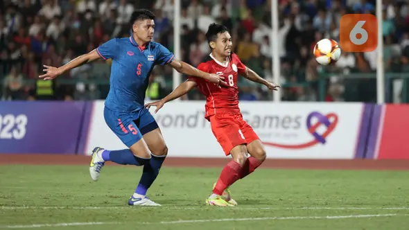 <p>Gelandang Timnas Indonesia U-22, Witan Sulaeman (kanan) berebut bola dengan pemain Thailand, Songchai Thongcham pada laga final cabor sepak bola SEA Games 2023 di National Olympic Stadium, Phnom Penh, Kamboja, Selasa (16/5/2023). (Bola.com/Abdul Aziz)</p>