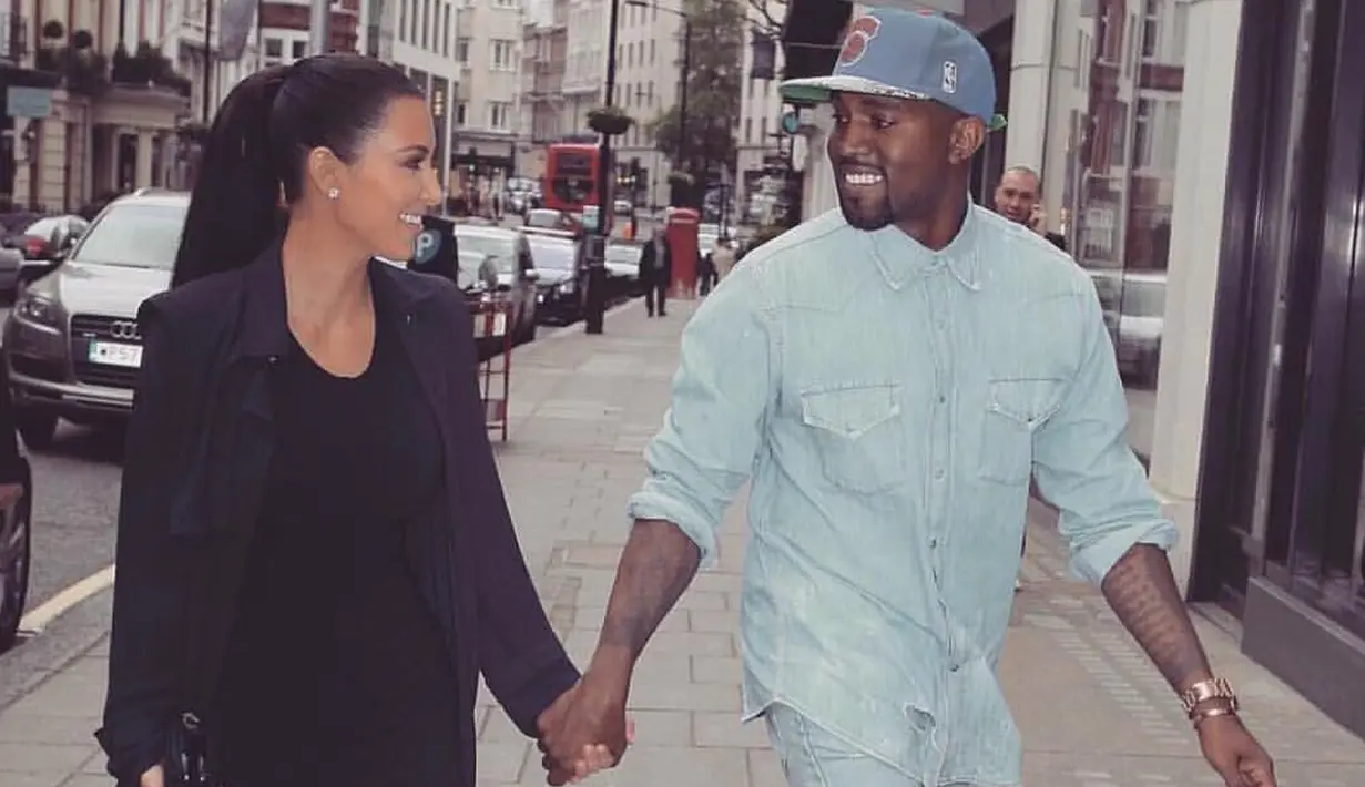 Sumber mengatakan bahwa Kim dan Kanye menunggu Saint di rumah sakit dan menginap demi merawat anaknya. (instagram/kimkardashian)