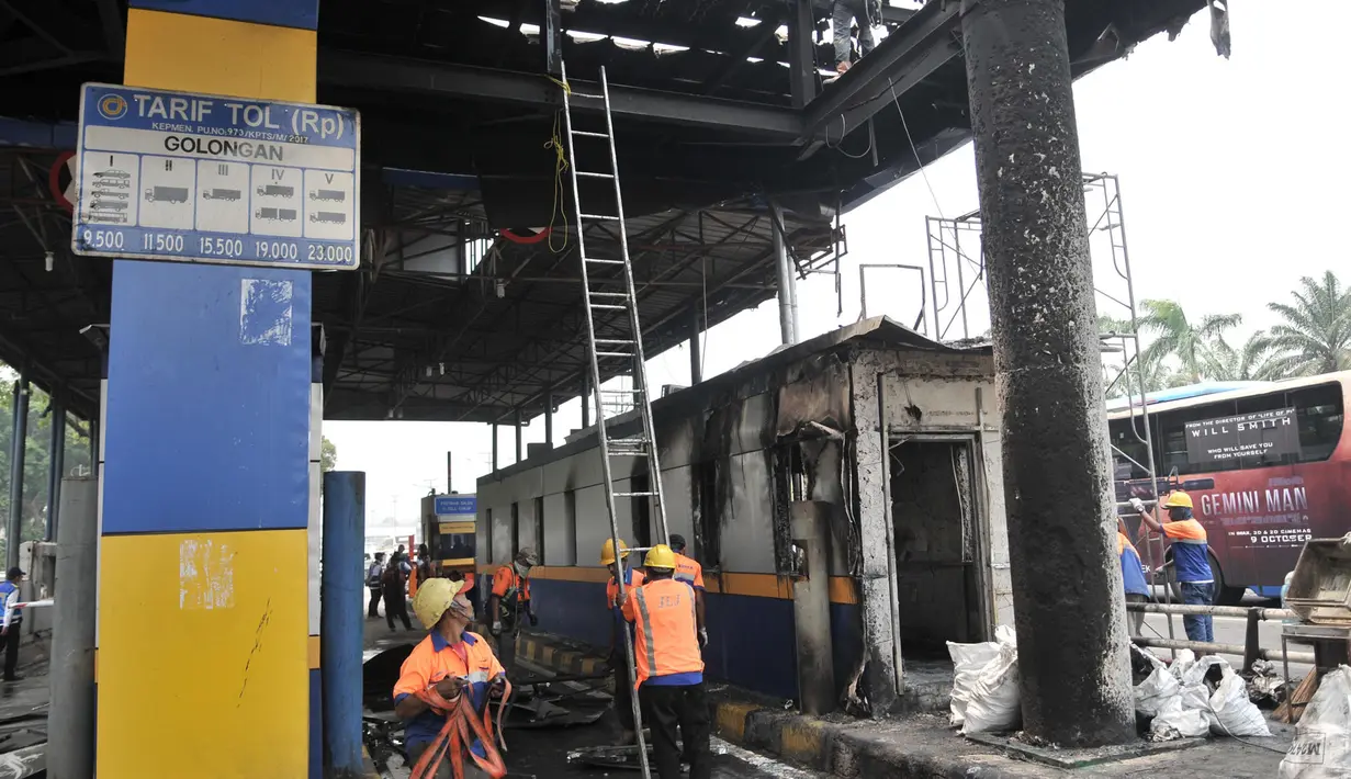 Petugas membongkar puing-puing fasilitas yang hangus terbakar di Gerbang Tol Pejompongan, Jakarta, Rabu (25/9/2019). Akibat kejadian ini terpaksa ditutup hingga waktu yang belum ditentukan. (merdeka.com/Iqbal S. Nugroho)