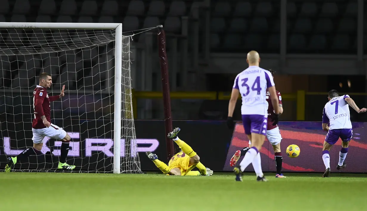 Striker Fiorentina, Franck Ribery (kanan) melepaskan tendangan ke gawang Torino yang membuahkan gol bagi timnya dalam laga lanjutan Liga Italia 2020/21 pekan ke-20 di Olympico Grande Stadium, Jumat (29/1/2021). Fiorentina bermain imbang 1-1 dengan Torino. (LaPresse via AP/Fabio Ferrari)