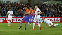 Proses gol Aleix Garcia Serrano (tengah) ke gawang Swansea City pada Putaran III Piala Liga Inggris, di Liberty Stadium, Kamis (22/9/2016) dini hari WIB. Manchester City melaju ke putaran berikutnya setelah unggul 2-0.  (Reuters/Andrew Boyers)