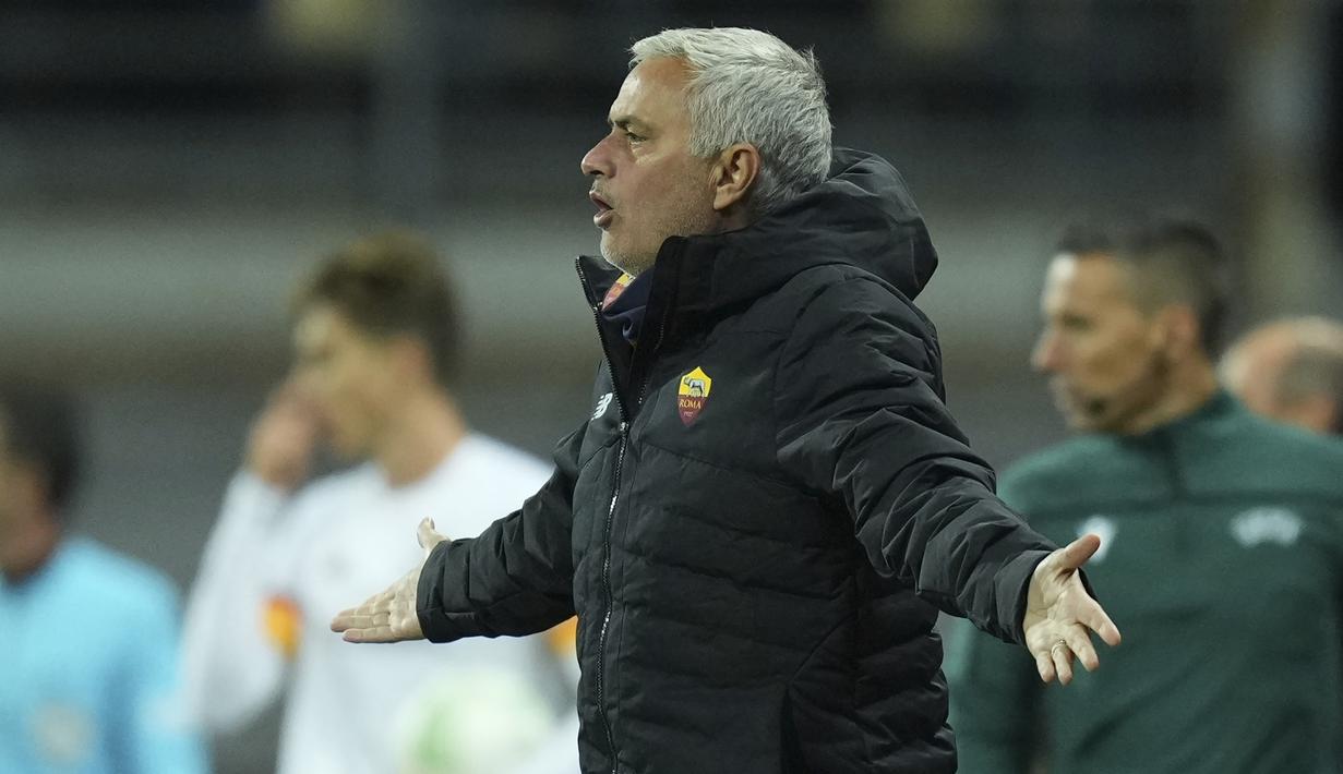 Jose Mourinho. Setelah didepak Tottenham Hotspur akhir musim lalu, pelatih berusia 58 tahun ini dipercaya menukangi AS Roma awal musim 2021/2022 ini. Berkat beberapa pembelian suksesnya, AS Roma menempati posisi ke-4 dengan 15 poin dari hasil 5 kali menang dan 2 kali kalah. (AP/Oleg Kozin)