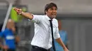 Pelatih Inter Milan, Antonio Conte, memberikan arahan kepada pemainnya saat menghadapi Bayer Leverkusen pada perempat final Liga Europa di Duesseldorf Arena, Jerman, Selasa (11/8/2020) dini hari WIB. Inter Milan menang 2-1 atas Bayer Leverkusen dalam pertandingan tersebut. (AFP/Martin Meissner/pool)