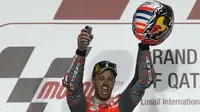 Pebalap Ducati, Andrea Dovizioso merayakan gelar juara MotoGP Qatar di Sirkuit Losail, Doha, Minggu (18/3/2018). Dovizioso juara dengan catatan waktu 42 menit 34,654 detik. (AFP/Karim Jaafar)