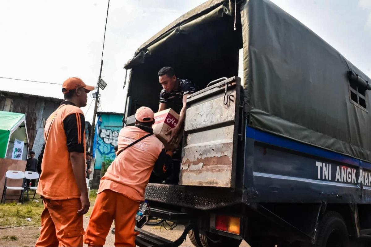 FOTO: TNI AL Bangun Posko Pengungsian bagi Korban Kebakaran di Kemayoran