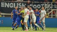Tensi panas sempat mewarnai duel antara Persis Solo melawan Arema FC dalam pertandingan pekan ke-31 BRI Liga 1 2024/2025 yang berlangsung di Stadion Manahan, Solo, Senin (5/5/2025). (Bola.com/Radifa Arsa)   