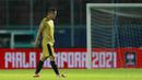 Pemain Bhayangkara Solo FC, Indra Kahfi, menangis usai ditaklukkan Persija Jakarta pada laga Piala Menpora 2021 di Stadion Kanjuruhan, Malang, Rabu (31/3/2021). Persija Menang dengan skor 2-1. (Bola.com/M Iqbal Ichsan)