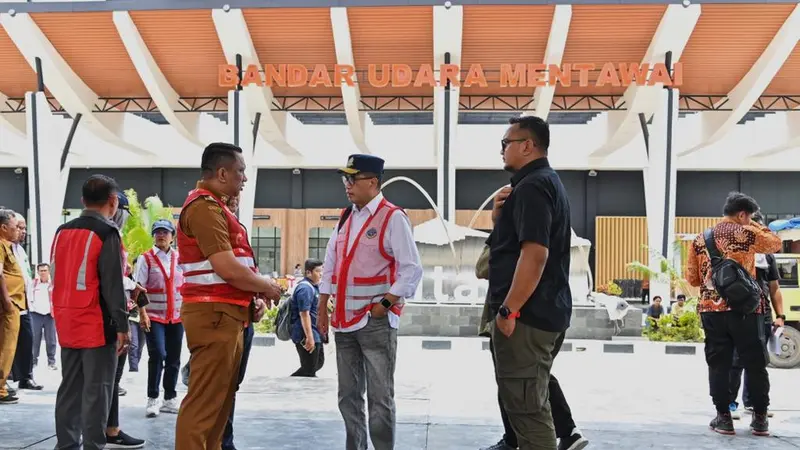 Menteri Perhubungan (Menhub) Budi Karya Sumadi meninjau kesiapan Bandar Udara Mentawai, Selasa (24/10/2023). Bandara Mentawai akan diresmikan Presiden Joko Widodo  Rabu besok. (Dok Kemenhub)