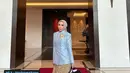 Tak ketinggalan, tas jinjing yang kali ini berasal dari @fernoux leather. Tas tersebut hadir dengan warna hitam dan corak bertuliskan inisial namanya sendiri “M G”.  [@melly_goeslaw].