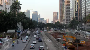 Sejumlah kendaraan melintas di kawasan Sudirman, Jakarta, (15/5). Gubernur DKI Jakarta Basuki Tjahaja Purnama (Ahok) kembali memunculkan wacana pemberlakuan pelat nomor ganjil genap untuk mengantisipasi kemacetan di Ibukota. (Liputan6.com/Helmi Afandi) 