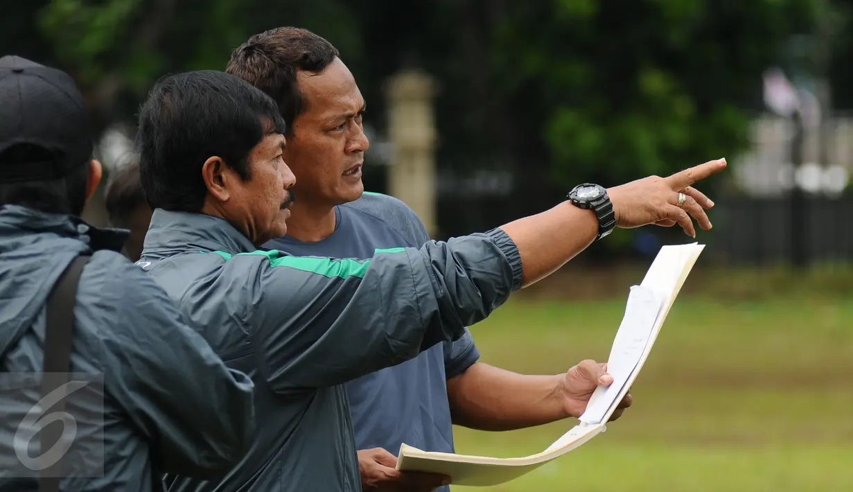 Pelatih Timnas Indonesia U-19, Indra Sjafri menunjuk saat menyeleksi pesepakbola muda dari SSB se Jakarta di Lapangan Wisma Aldiron, Jakarta, Kamis (23/2). 30 pemain adu kemampuan untuk masuk Timnas Indonesia U-19. (Liputan6.com/Helmi Fithriansyah)