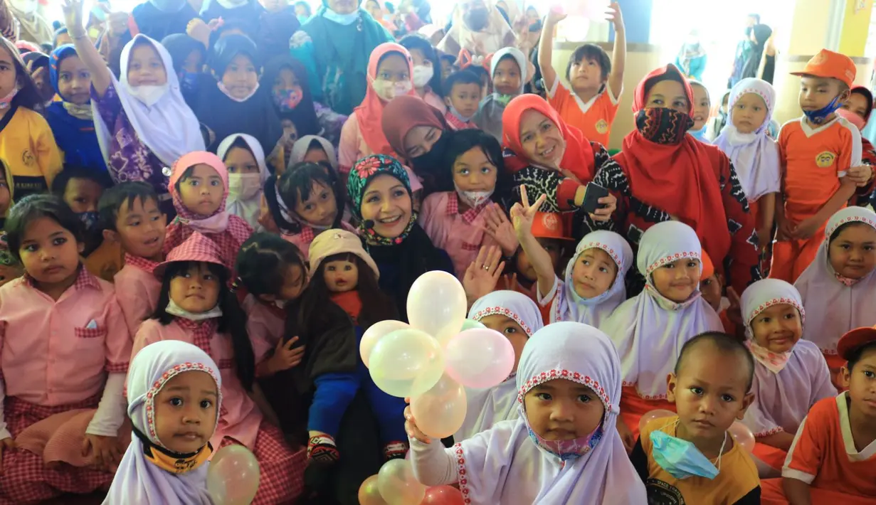 <p>Ria Enes dan Boneka Susan (dok. Pribadi/Kapanlagi)</p>