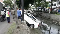 Mobil Tercebur ke Sungai. (Liputan6.com/Dian Kurniawan)