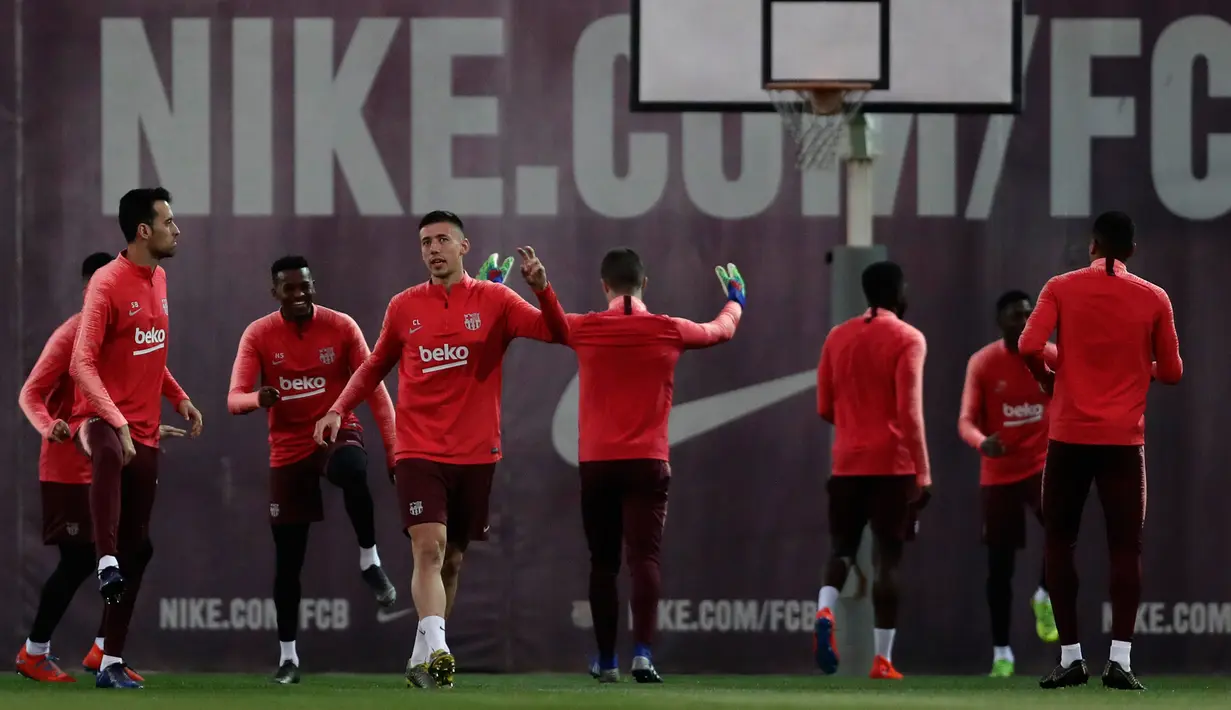 Para pemain Barcelona melakukan pemanasan selama sesi latihan tim di Sports Center FC Barcelona Joan Gamper, Spanyol (12/3). Pada leg pertama Barcelona bermain imbang 0-0 di Markas Lyon. (AP Photo/Manu Fernandez)