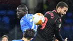 Bek Napoli, Kalidou Koulibaly (kiri), berduel udara dengan striker Real Sociedad, Willian Jose, dalam laga lanjutan Liga Europa 2020/21 Grup F di Diego Armando Maradona Stadium, Kamis (10/12/2020). Napoli bermain imbang 1-1 dengan Real Sociedad. (AFP/Alberto Pizzoli)