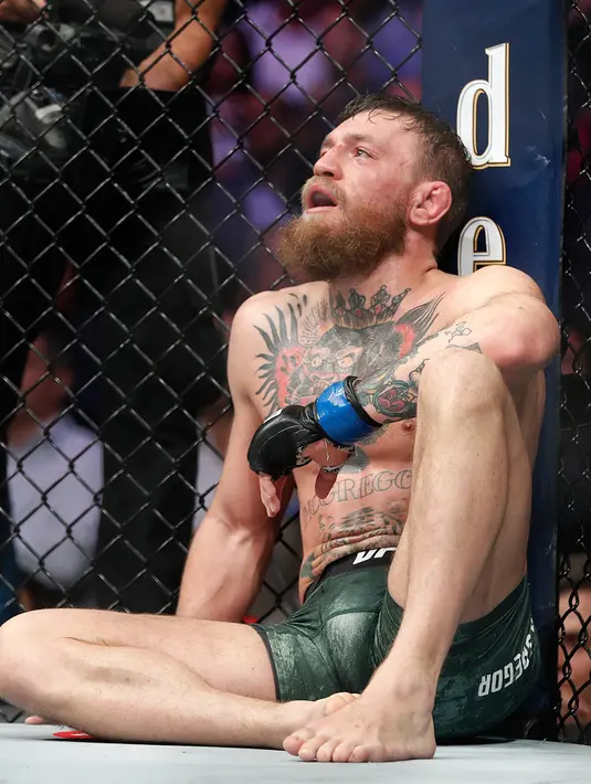 Conor McGregor setelah dikalahkan Khabib Nurmago dalam pertarungan UFC 229 di Las Vegas, AS (6/10). Nurmagomedov menang atas McGregor di ronde keempat. (AP Photo/John Locher)