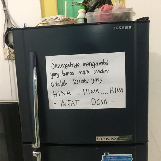 6 Tulisan Sindir Anak Kos yang Ambil Makanan Tanpa Izin Ini Bikin Senyum Miris