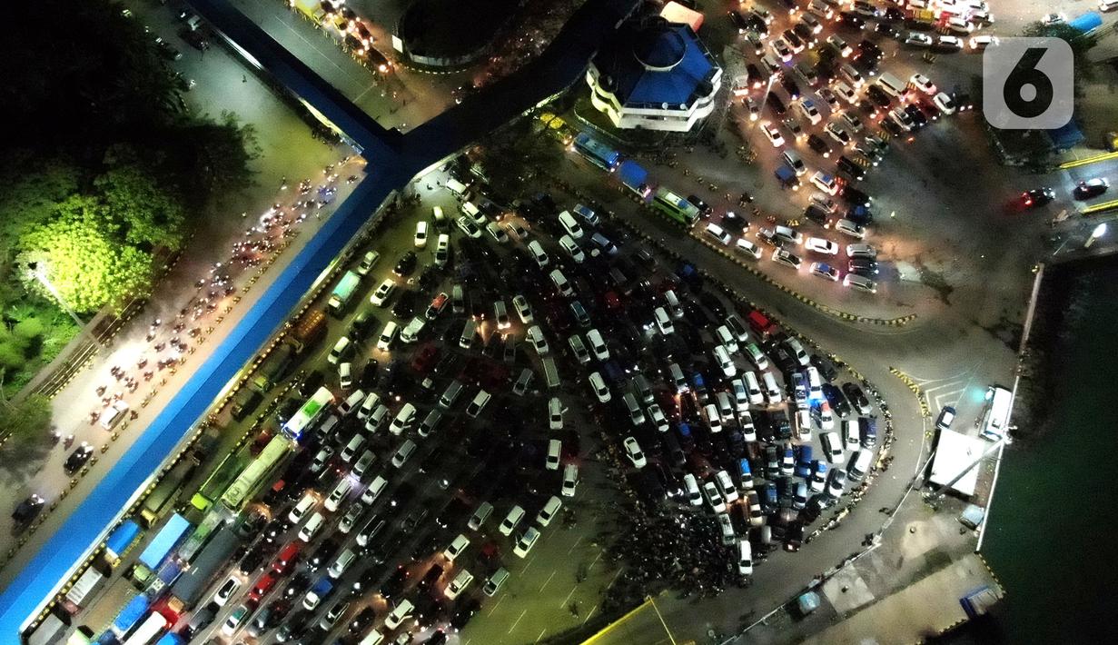 <p>Foto udara kendaraan pribadi pemudik mengantre untuk memasuki kapal "Roll on-Roll off" (RoRo) di Pelabuhan Merak, Banten, Kamis (28/4/2022). Pelabuhan Merak terpantau ramai pemudik pada puncak arus mudik H-3 Idul Fitri atau Lebaran 2022. Peningkatan pemudik dan kendaraan di pelabuhan tersebut menyebabkan kemacetan. (Liputan6.com/Angga Yuniar)</p>