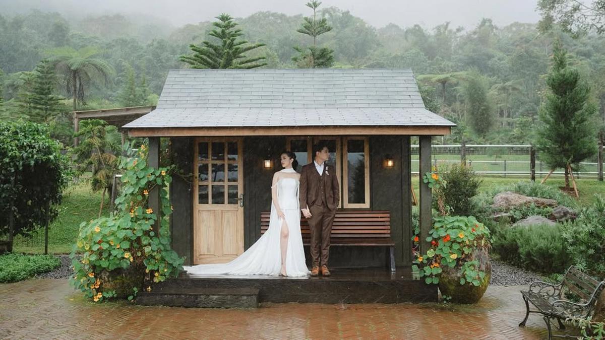 6 Potret Prewedding Ranty Maria dan Rayn Wijaya, Romantis Bernuansa Rustic