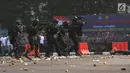 Personel tentara dan polisi bersenjata melumpuhkan perusuh dalam apel pengamanan Asian Games 2018 di Lapangan Ditlantas Polda Metro Jaya, Jakarta, Selasa (31/7). (Merdeka.com/Imam Buhori)