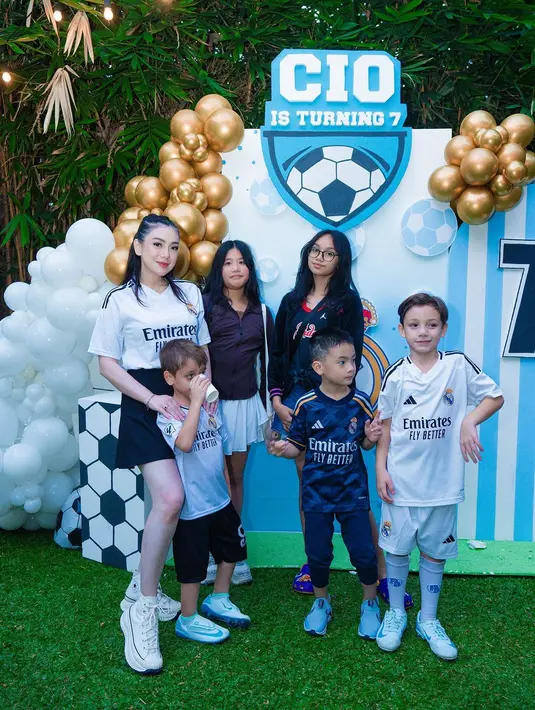 Penampilan Celine kemudian disempurnakan dengan pulasan makeup flawless, serta tatanan rambut half updo yang manis. [@violenziajean].