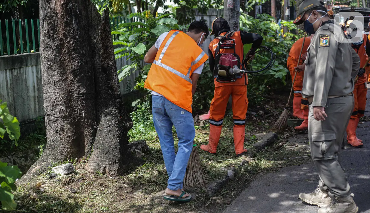 Warga menyapu jalan saat razia masker di kawasan Karang Tengah Lebak Bulus, Jakarta, Selasa (24/11/2020). Pemerintah Provinsi (Pemprov) DKI Jakarta mencatat, total denda pelanggaran protokol kesehatan mencapai Rp 4,9 miliar. (Liputan6.com/Faizal Fanani)