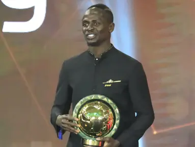 Penyerang Senegal Sadio Mane tersenyum setelah memenangkan penghargaan Pemain Pemain Terbaik Afrika 2019 selama CAF Awards di kota wisata Mesir, Hurghada (7/1/2020). Pemain Liverpool ini mengalahkan Mohamed Salah dan Riyad Mahrez. (AFP/Khaled Desouki)