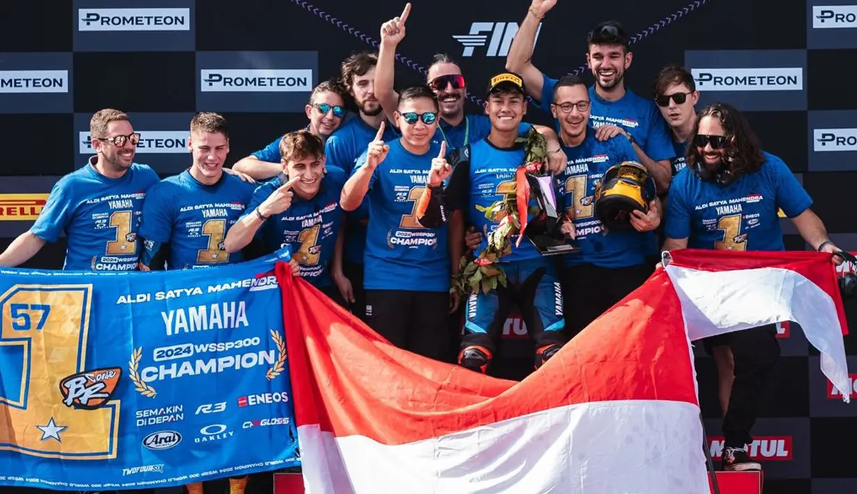 Aldi Satya Mahendra merayakan kesuksesannya bersama rekan setimnya, Team BrCorse Yamaha, usai meraih gelar juara dunia WorldSSP300 2024 di Sirkuit Jerez, Minggu (20/10/2024) sore WIB. (Instagram Aldi Satya Mahendra)